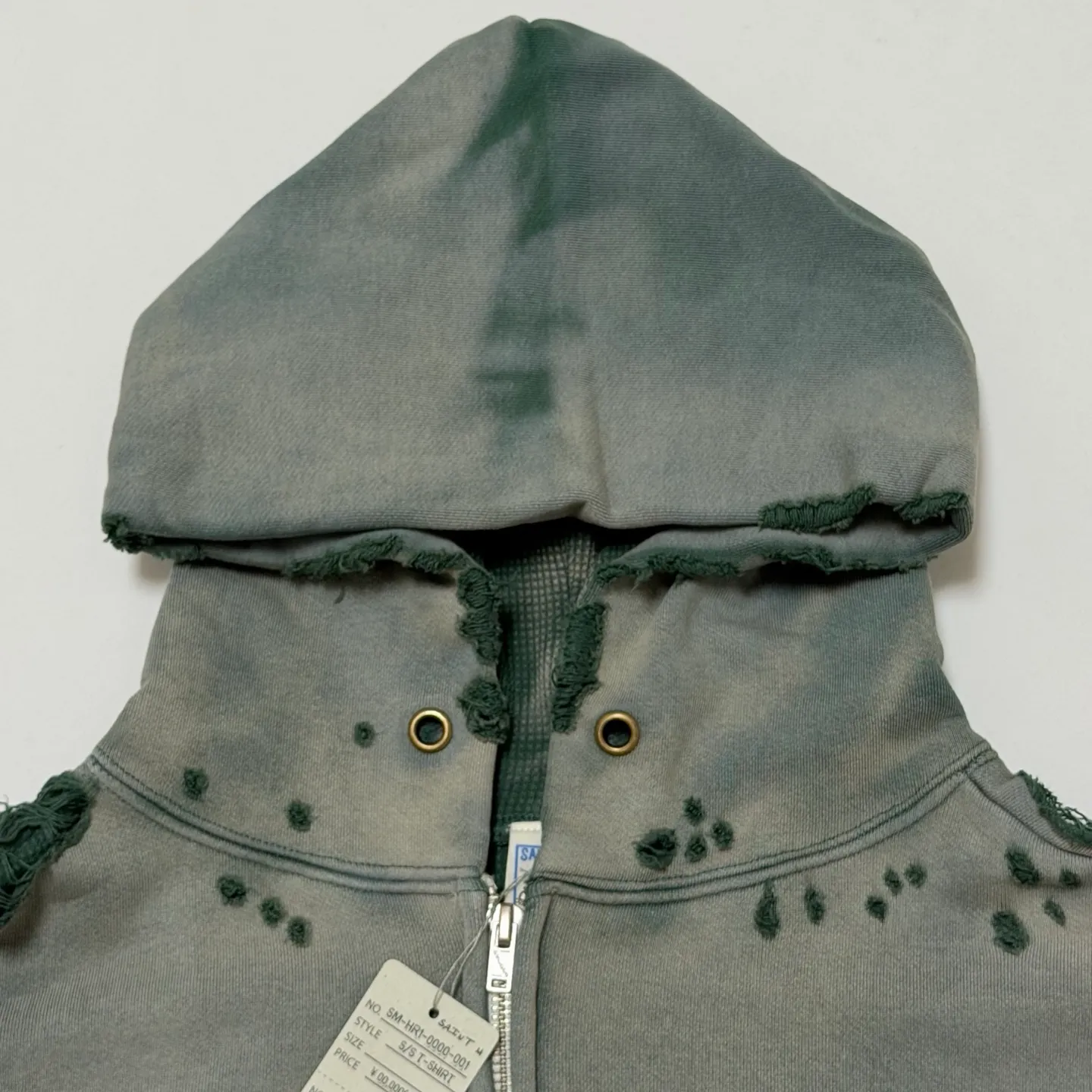 SAINT Mxxxxxx DBL FACE ZIP UP HOODIE/GREEN Double-layer destroyed waffle zipper jacket, washed green S-XL, a style that has been used in the summer. After continuous fine polishing, it has finally been shipped. The finished product is simply a work of art. Super heavy washing and distressing. Multiple water fades. Excessive hand-made wormhole destruction processing. Deconstruction and reorganization embroidery technology. Custom-made zippers with LOGO. The color details of the zipper webbing are also correct. Original grade fruit main label and wash water label. Top purchasing grade. A layer of waffle fabric is added to the inner lining to make the overall texture stronger and increase the comfort and warmth of the wearer.